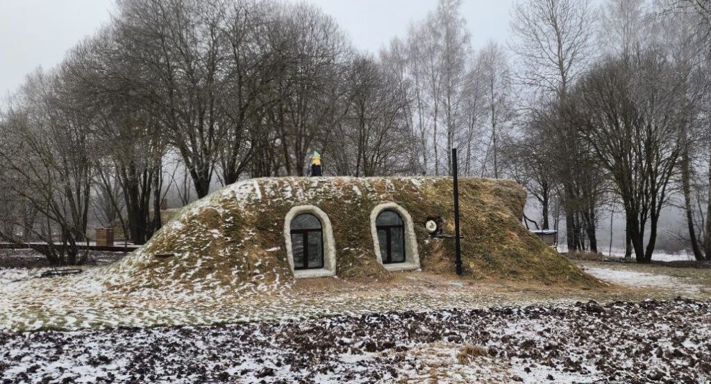 Полуподземный дом 