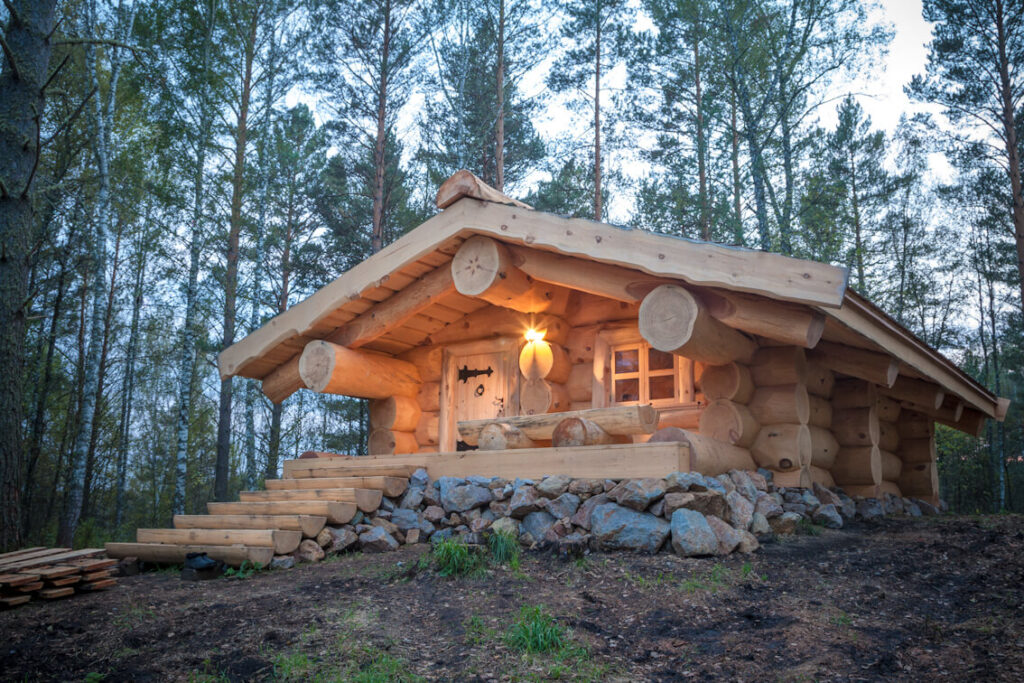 Сруб из бревна. Деревянный дом в лесу.