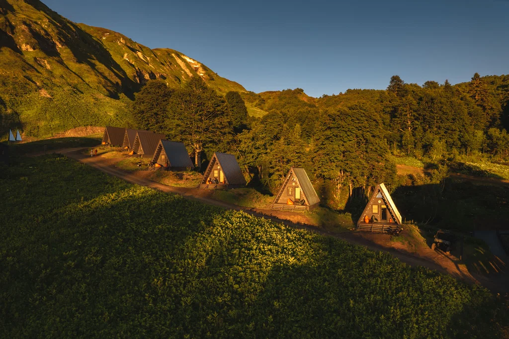 Дома в стиле А-фрейм в горах