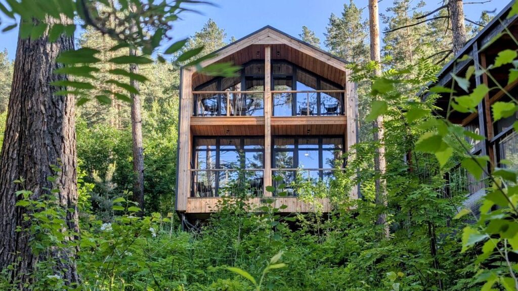 Двухэтажный барнхаус в лесу