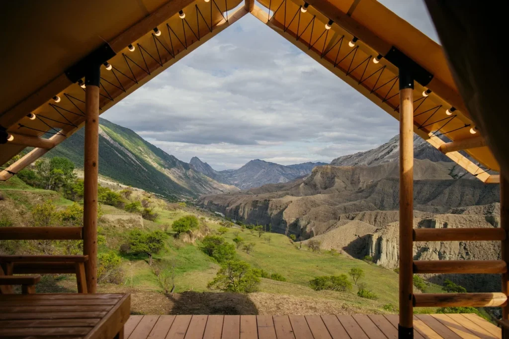 Вид из сафари-тента на горы