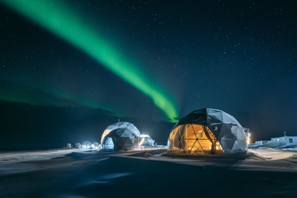 Купольный дом на фоне северного сияния