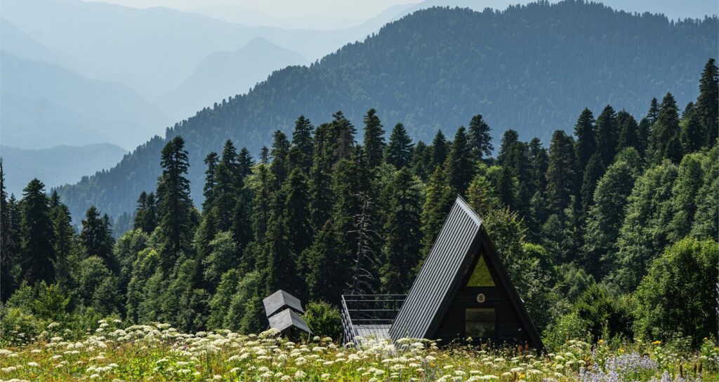 Дом в стиле А-фрейм в горах