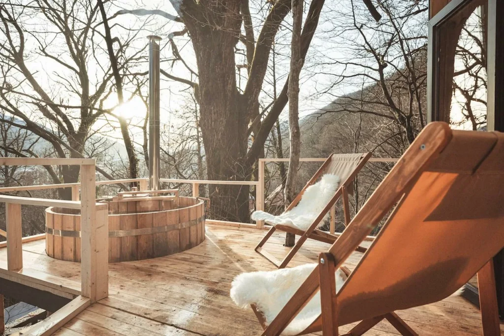 Глэмпинг с фурако в лесу