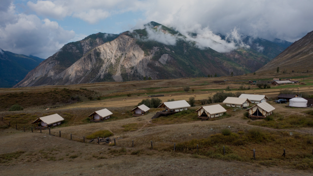 Сафари-тенты в горах, глэмпинг