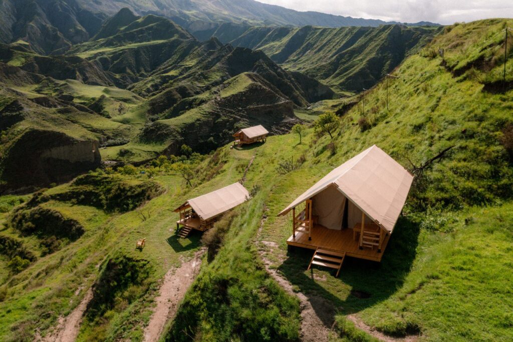 Сафари-тенты в горах, глэмпинг