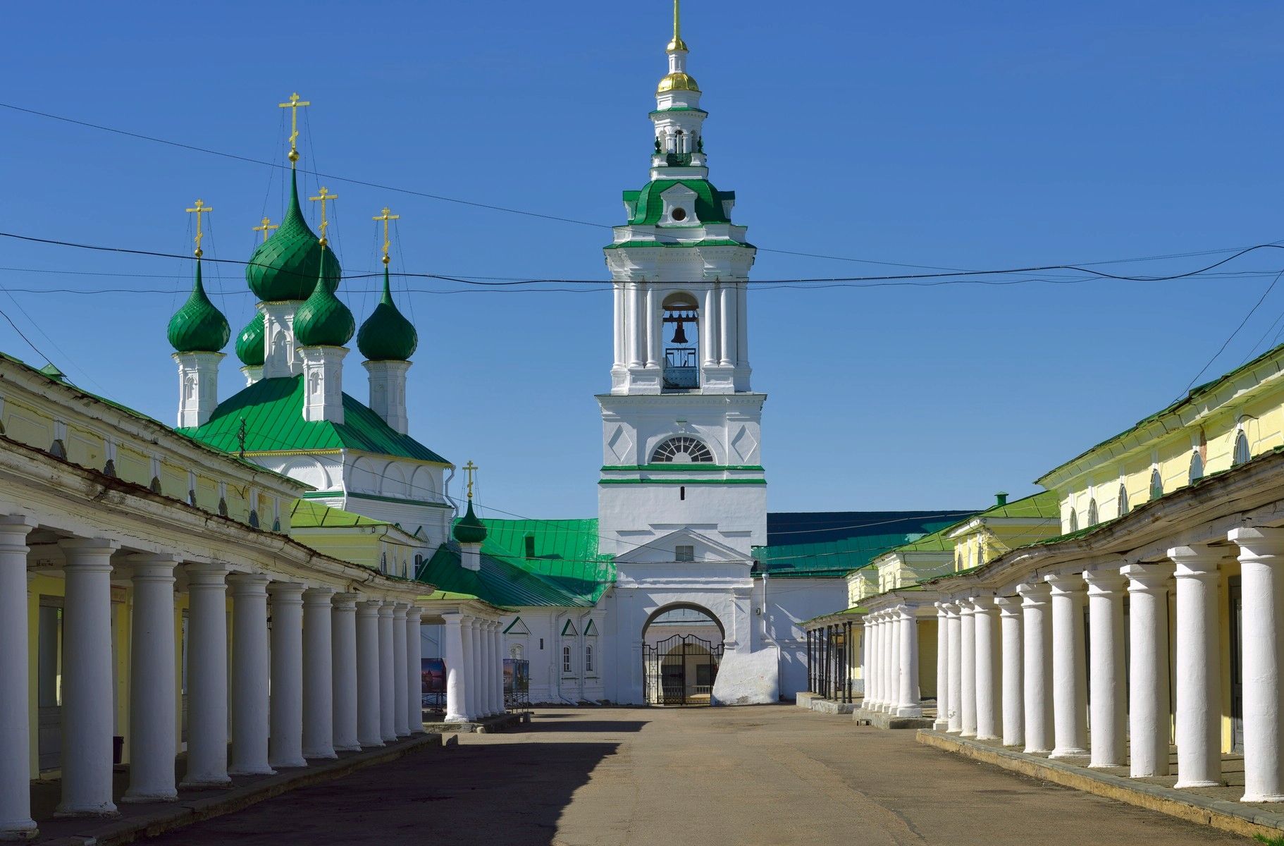Торговые ряды и церковь Спаса в Рядах