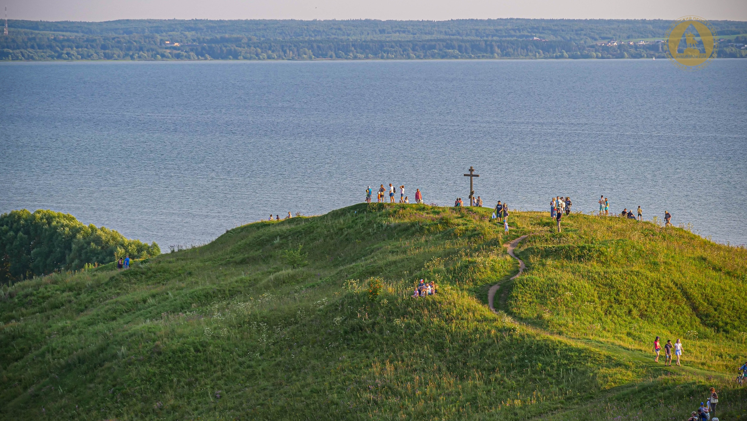 Александрова гора с видом на озеро